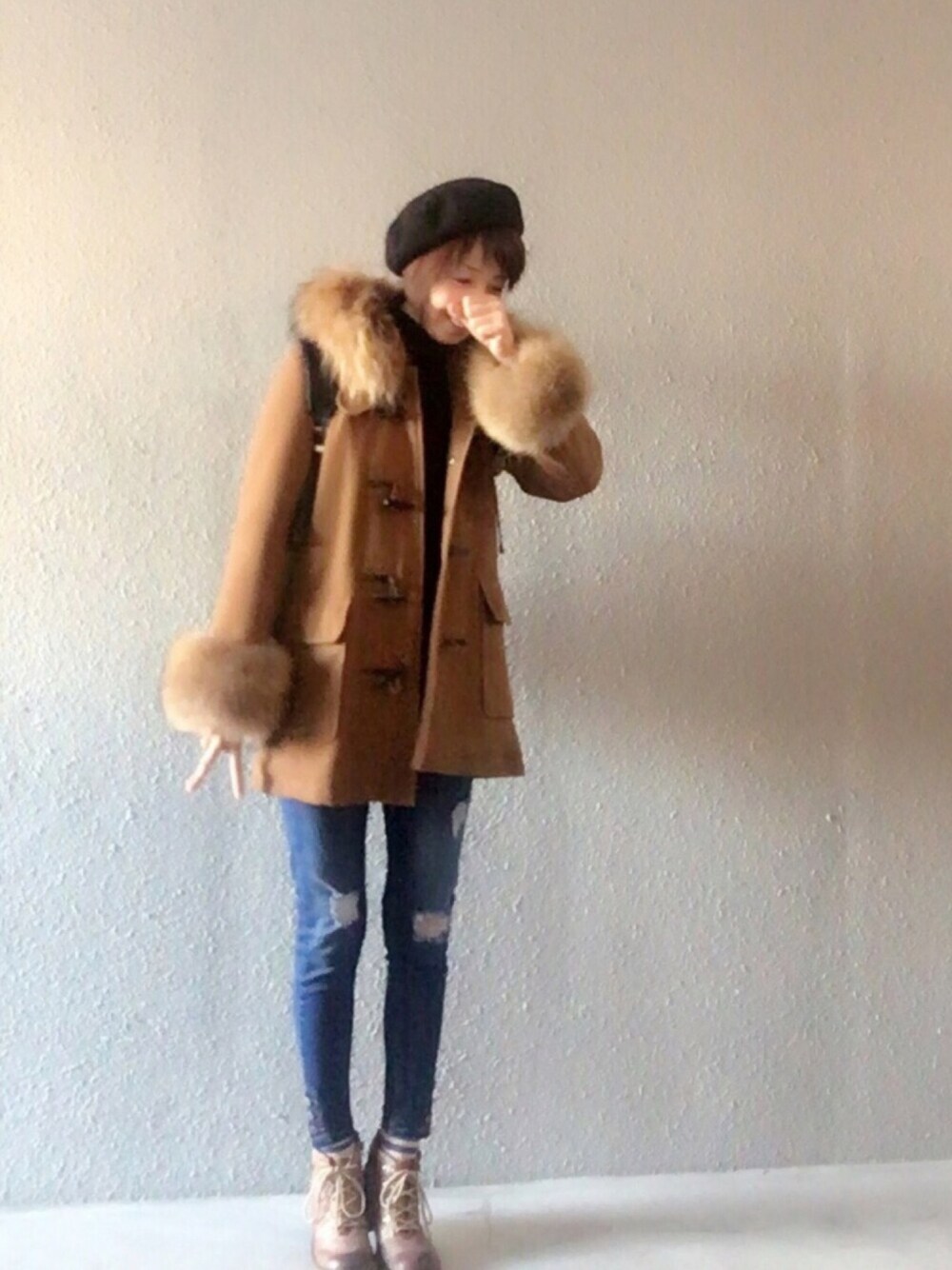 ブルー系のニット/セーター、ブルー系のデニムパンツ、ブラウン系のブーツを着用したレディースの冬コーディネートの1枚目の写真