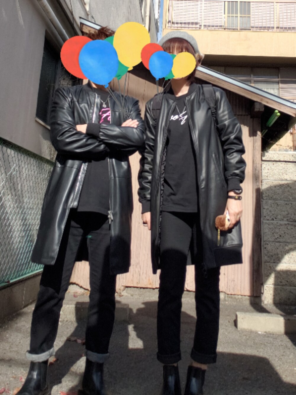 ブラック系のその他アウター、ブラック系のTシャツ/カットソー、ブラック系のその他パンツを着用したレディースの秋コーディネートの1枚目の写真