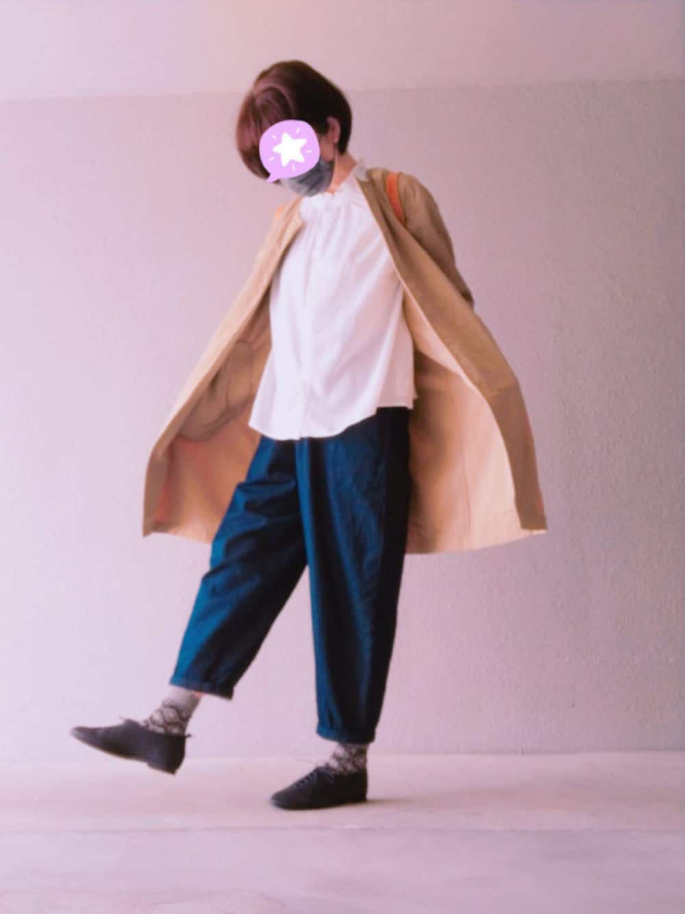 ベージュ系のノーカラーコート、ホワイト系のシャツ/ブラウス、ブルー系のパンツを着用したレディースの春コーディネートの1枚目の写真