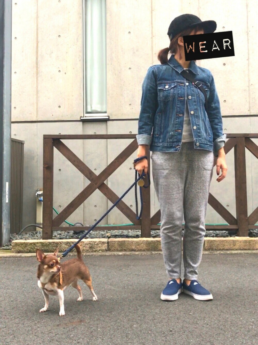 ブルー系のデニムジャケット、ブルー系のスニーカー、グレー系のその他パンツを着用したレディースの秋コーディネートの1枚目の写真