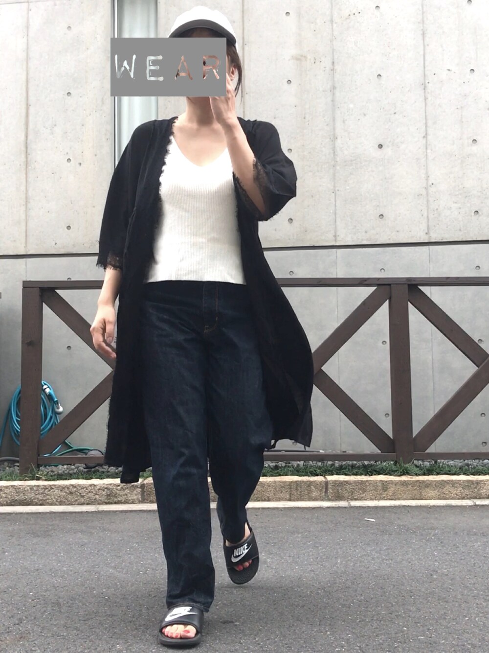 ブラック系のその他アウター、ホワイト系のニット/セーター、ブルー系のデニムパンツを着用したレディースの夏コーディネートの1枚目の写真