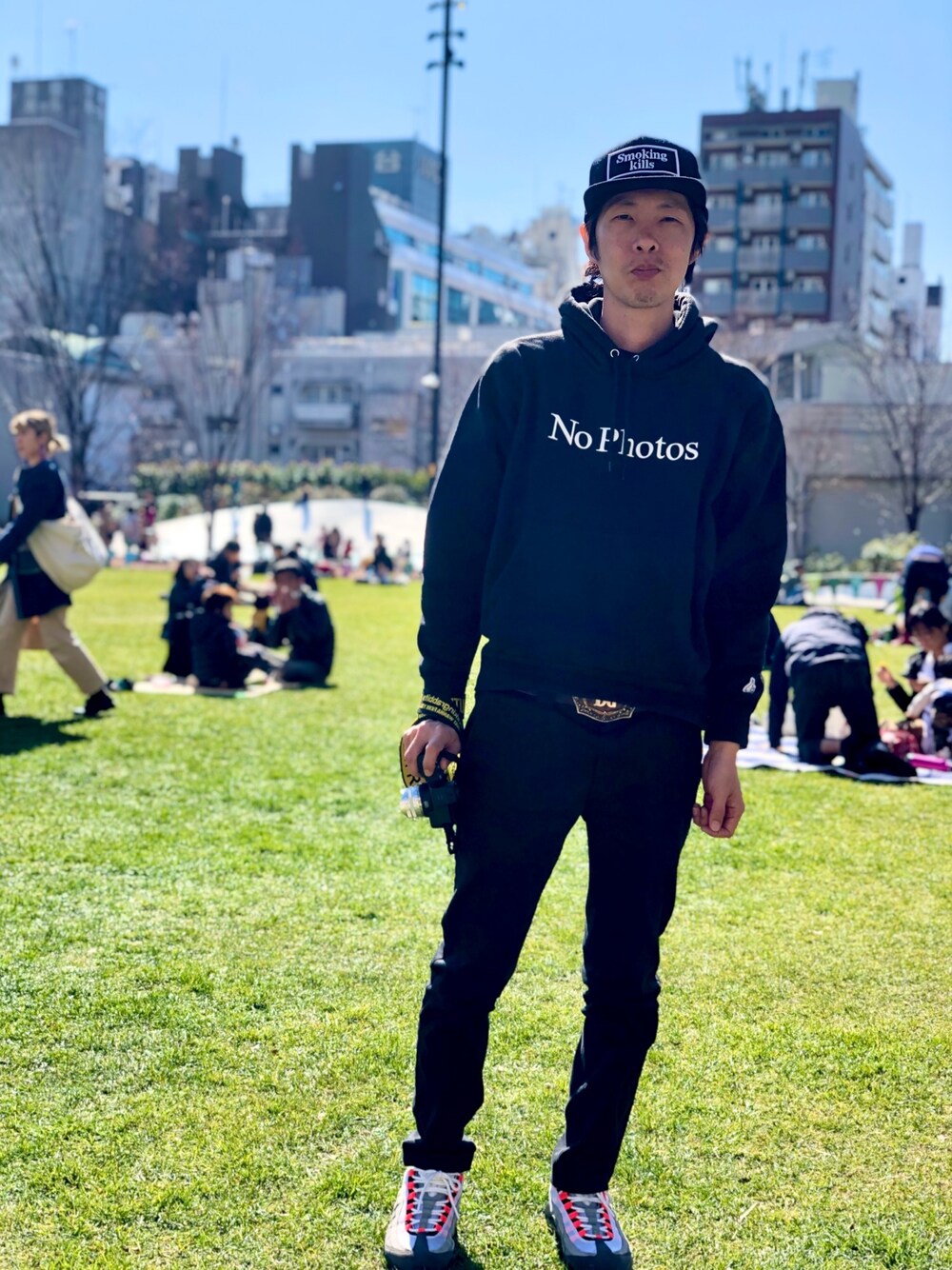 「黒、公園、ファミリー写真、撮影、休日スタイル、おっさん、黒いオッサン」｜「FR2のアイテム（パーカー、ブラック系）」を使った、s0325noguchiさん（メンズ・170cm）の春コーディネートの1枚目の写真