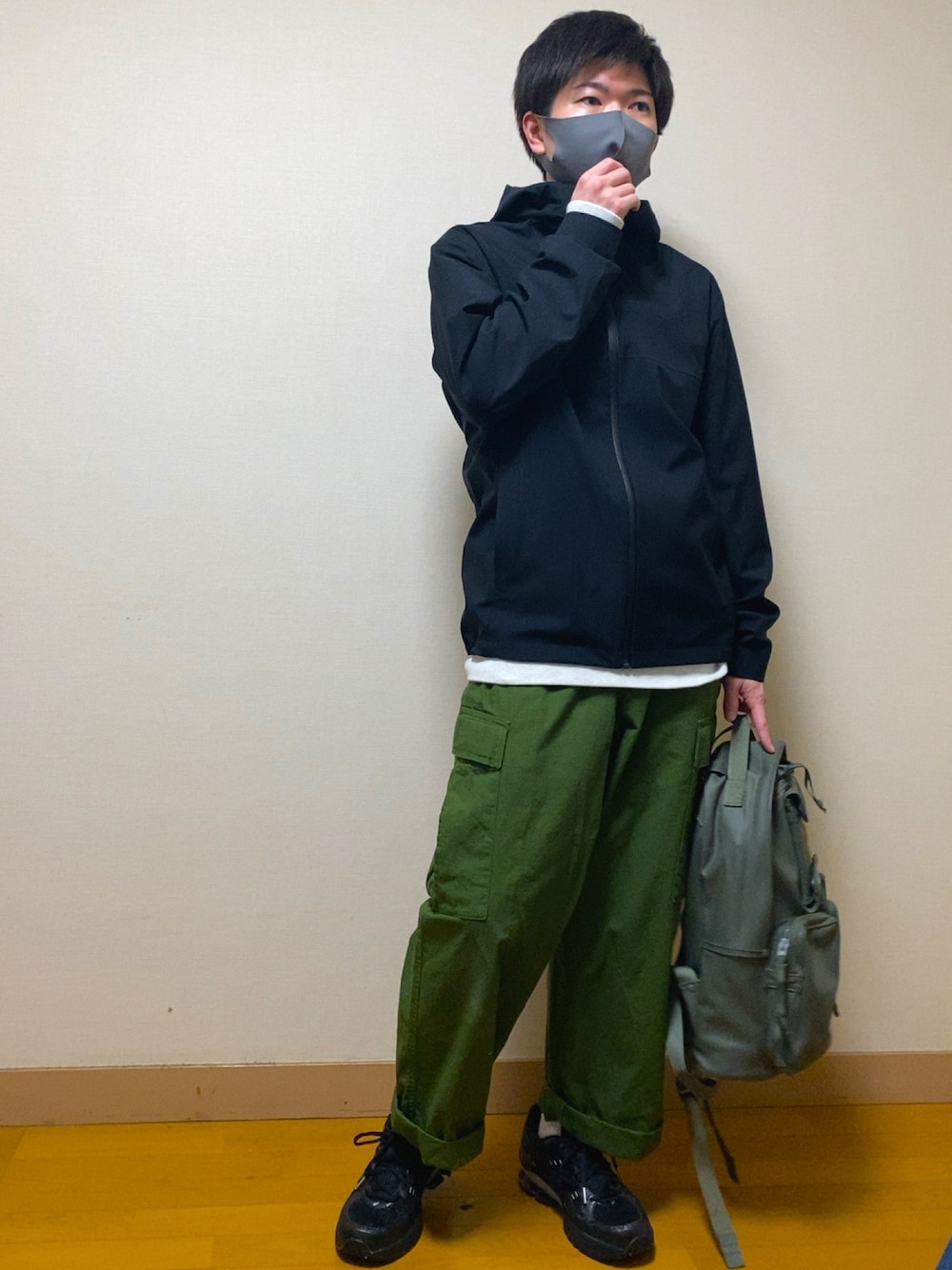 「スニーカーコーデ、低身長、ストリート、UNIQLO、ワイドパンツ、ミリタリー」｜「UNIQLOのアイテム（マウンテンパーカー、ブラック系）」を使った、yusuke000111000さん（メンズ・161cm）の秋コーディネートの1枚目の写真