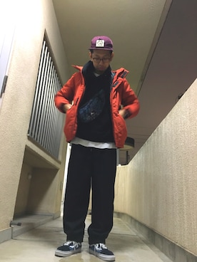 「アイテム（ボディバッグ/ウエストポーチ、ブルー系）」を使った、potehe.higeoさん（メンズ・172cm）の冬コーディネート