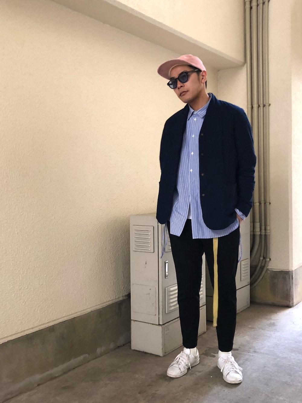 「Hender Scheme、URU、N.HOOLYWOOD、TOIRONIER、シャツスタイル、スラックス、白スニーカー」｜「URUのアイテム（その他アウター、ブルー系）」を使った、KIRIさん（メンズ・180cm）の冬コーディネートの1枚目の写真