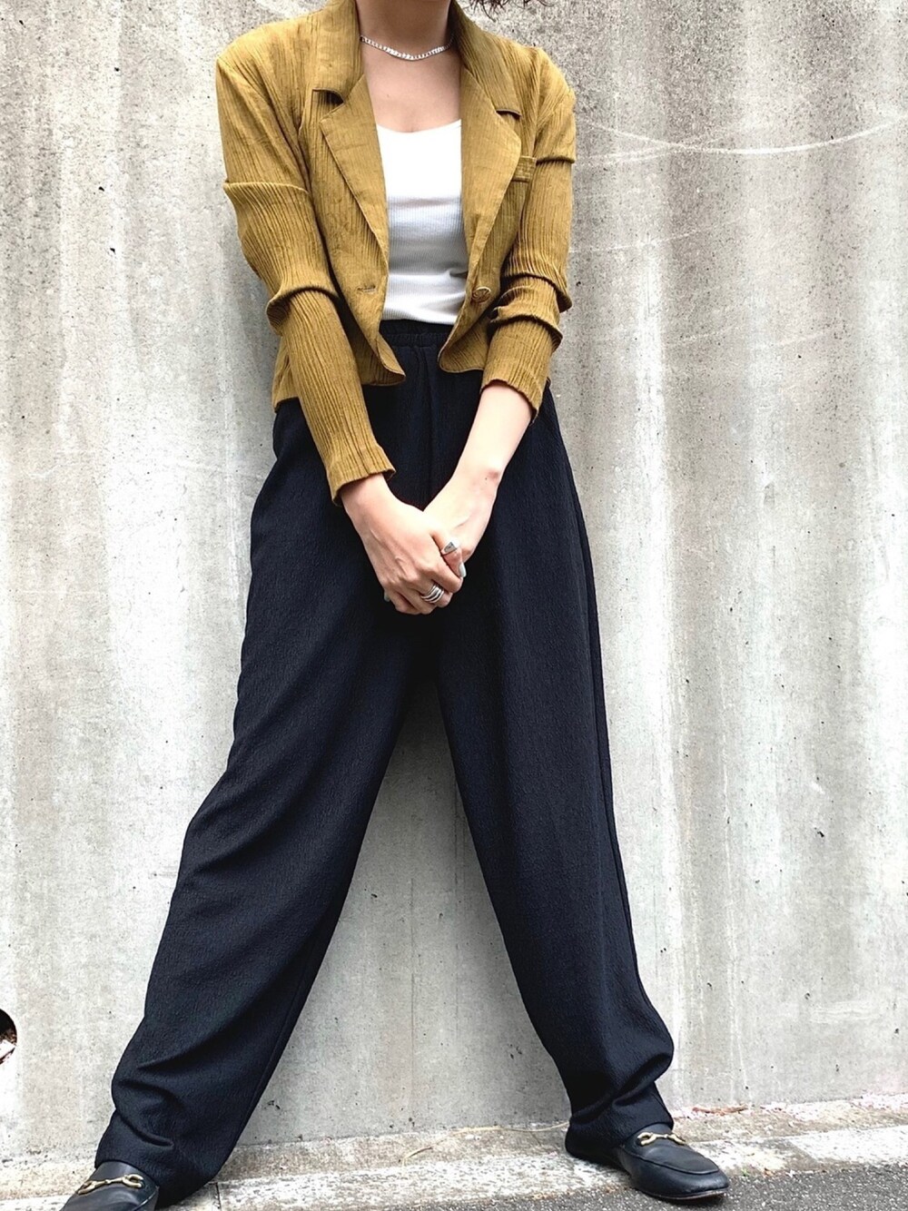 「大人カジュアル、大人古着、古着コーデ、古着女子、古着屋さん、古着好きな人と繋がりたい、ジャケットコーデ、薄手ジャケット、黒 パンツ、カーキシャツ」｜「ICY古着屋のアイテム（パンツ、ブラック系）」を使った、ICY  さん（レディース・158cm）の夏コーディネートの1枚目の写真
