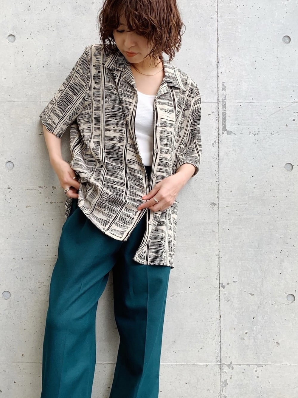 「オトナカジュアル、柄シャツ、古着シャツ、古着好きな人と繋がりたい、古着女子、楽チンコーデ、シャツスタイル、古着MIX、夏コーデ、ボブパーマ」｜「ICY古着屋のアイテム（シャツ/ブラウス、ベージュ系）」を使った、ICY  さん（レディース・158cm）の夏コーディネートの1枚目の写真