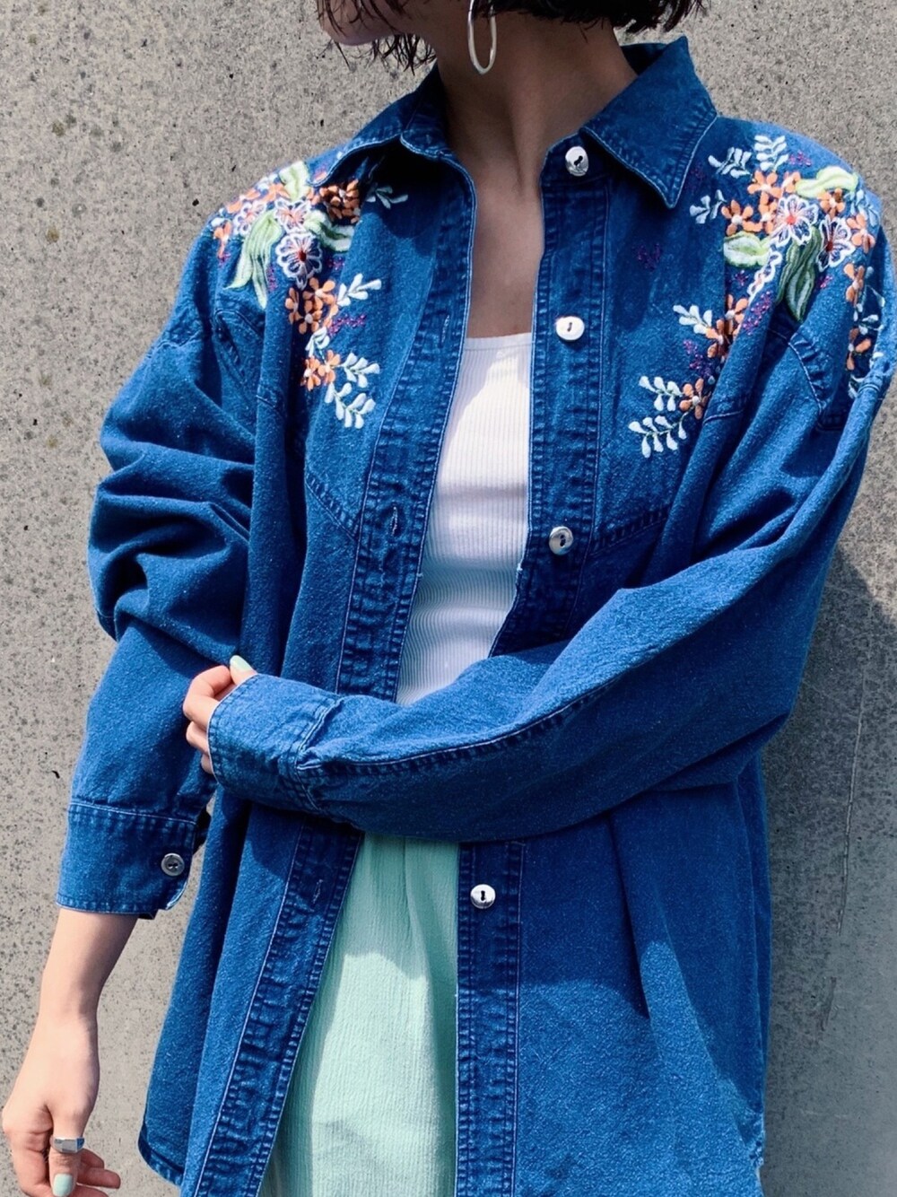 「デニム、デニムシャツ、古着MIX、古着、春コーデ、シンプル、パンツスタイル、ゆるコーデ、オトナカジュアル、ミントグリーン パンツ」｜「ICY古着屋のアイテム（シャツ/ブラウス、ブルー系）」を使った、ICY  さん（レディース・158cm）の春コーディネートの1枚目の写真