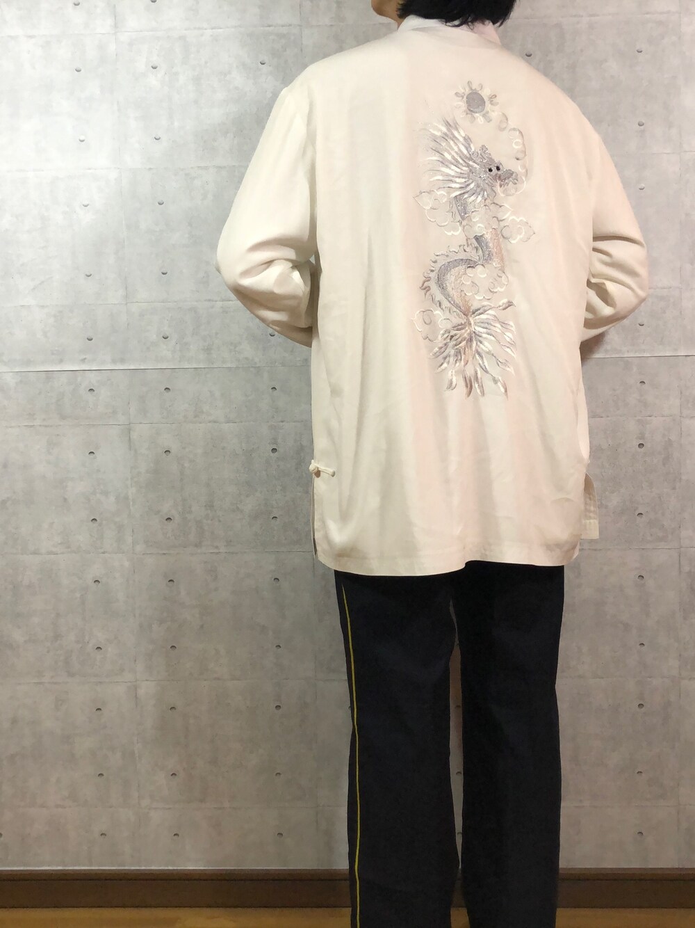 「チャイナシャツ、刺繍シャツ、古着 コーデ、古着MIX、低身長コーデ」｜「VINTAGEのアイテム（シャツ/ブラウス、ホワイト系）」を使った、duevintage 古着バイヤー 相互さん（メンズ・168cm）の春コーディネートの1枚目の写真