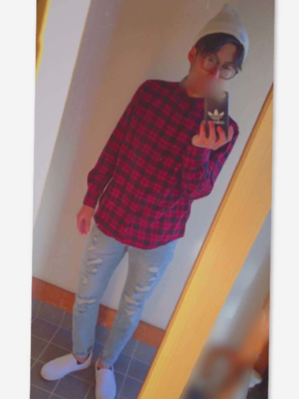 ブルー系のデニムパンツ、ホワイト系のスリッポン、ホワイト系のニットキャップ/ビーニーを着用したメンズの夏コーディネートの1枚目の写真