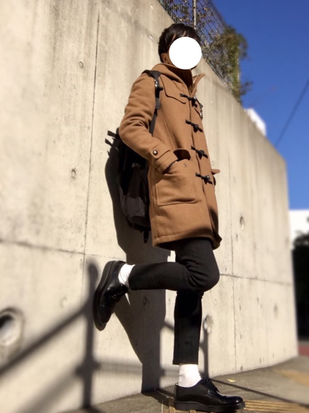 イエロー系のダッフルコート、ブラック系のその他パンツ、ブラック系のドレスシューズを着用したメンズの秋コーディネートの1枚目の写真