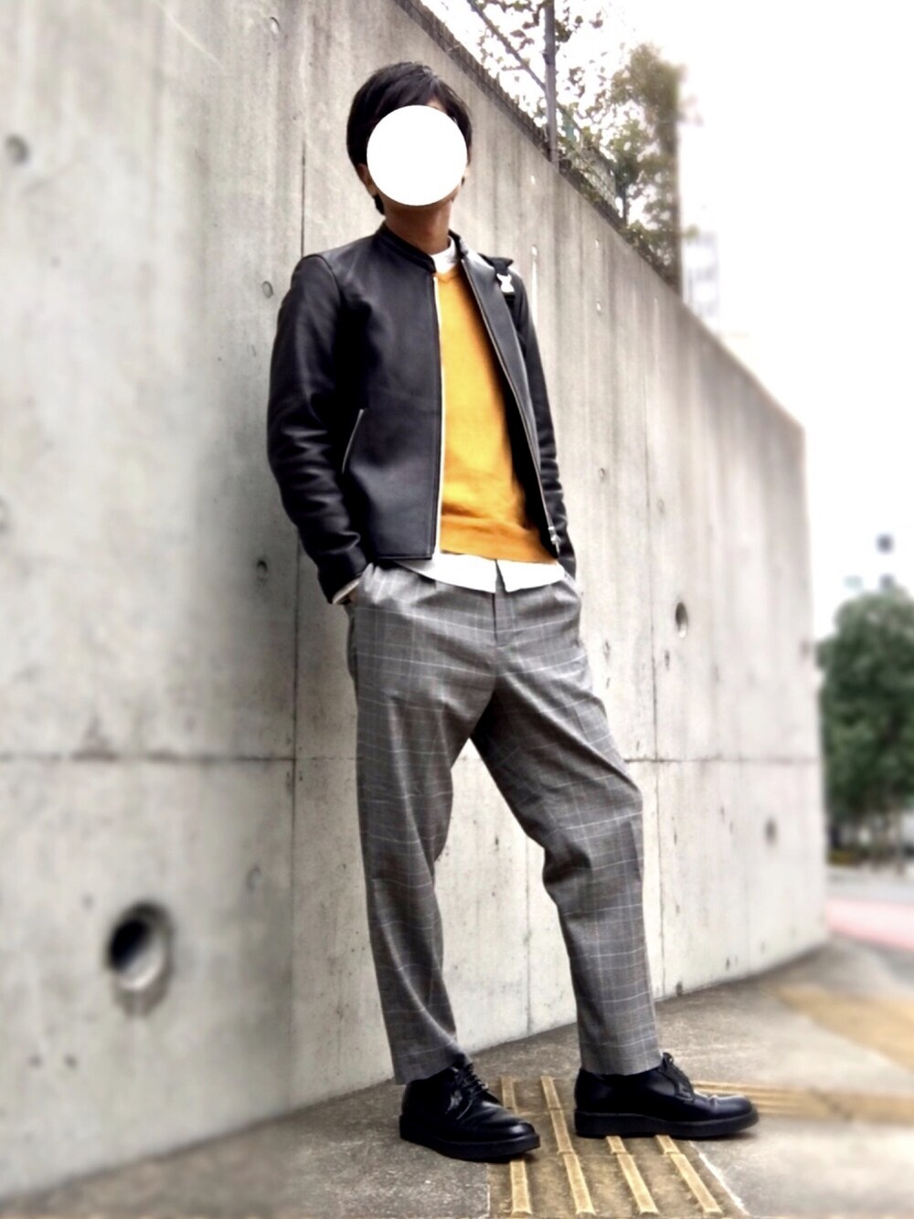 その他のその他パンツ、ホワイト系のシャツ/ブラウス、オレンジ系のニット/セーターを着用したメンズの秋コーディネートの1枚目の写真