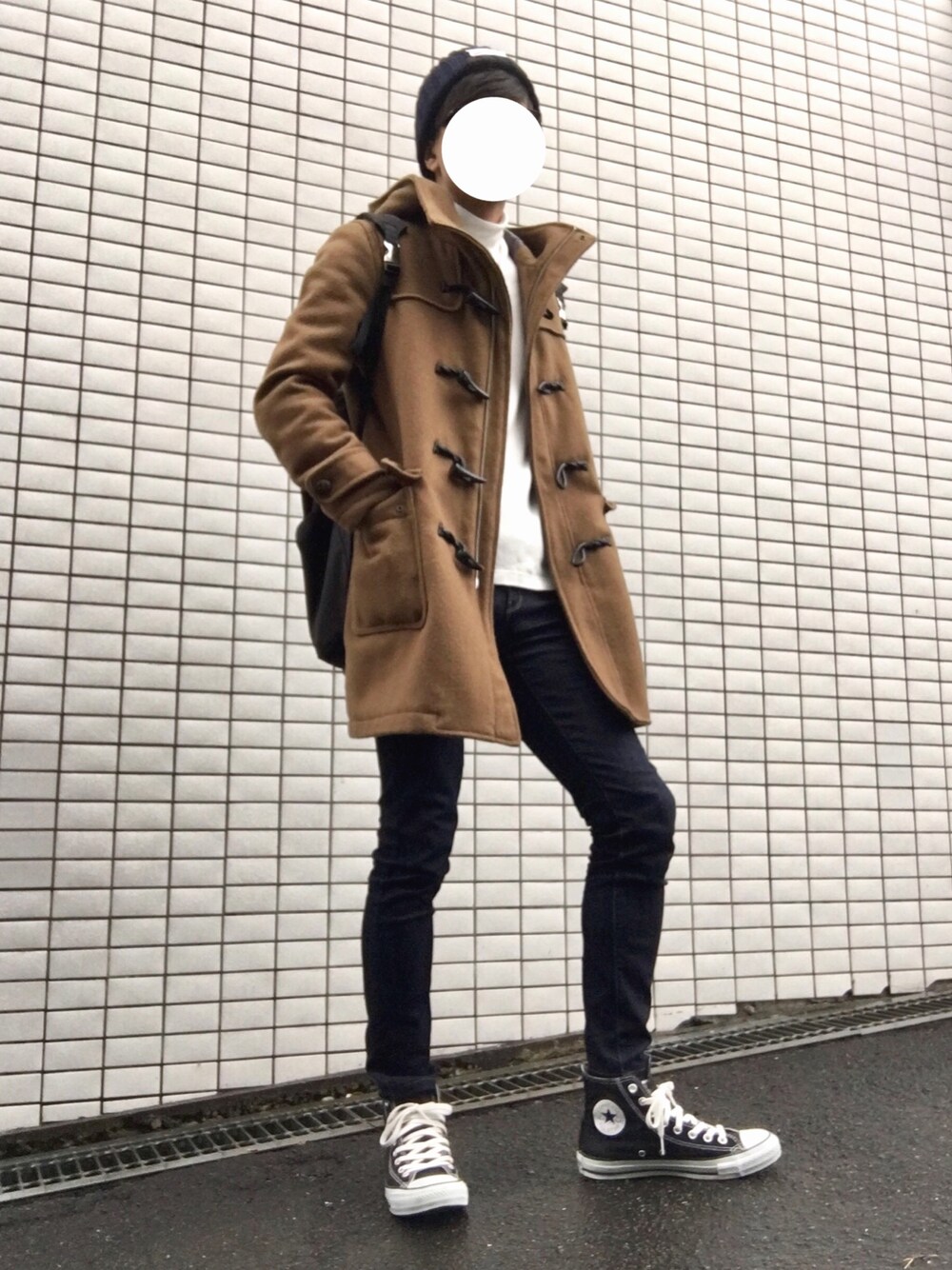 ブラック系のスニーカー、ブルー系のデニムパンツ、ホワイト系のTシャツ/カットソーを着用したメンズの冬コーディネートの1枚目の写真