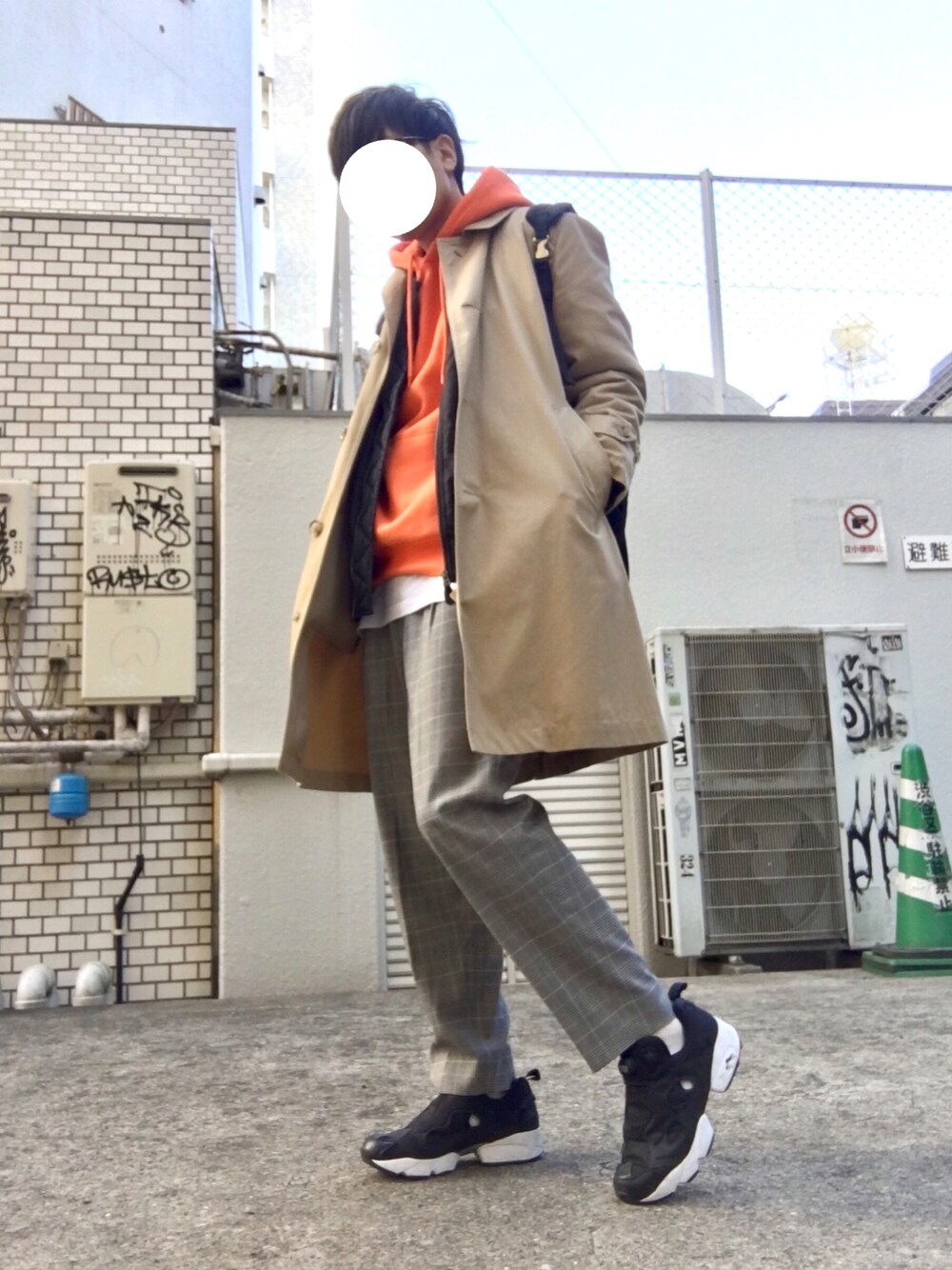 ブラック系のスニーカー、その他のその他パンツ、オレンジ系のパーカーを着用したメンズの冬コーディネートの1枚目の写真