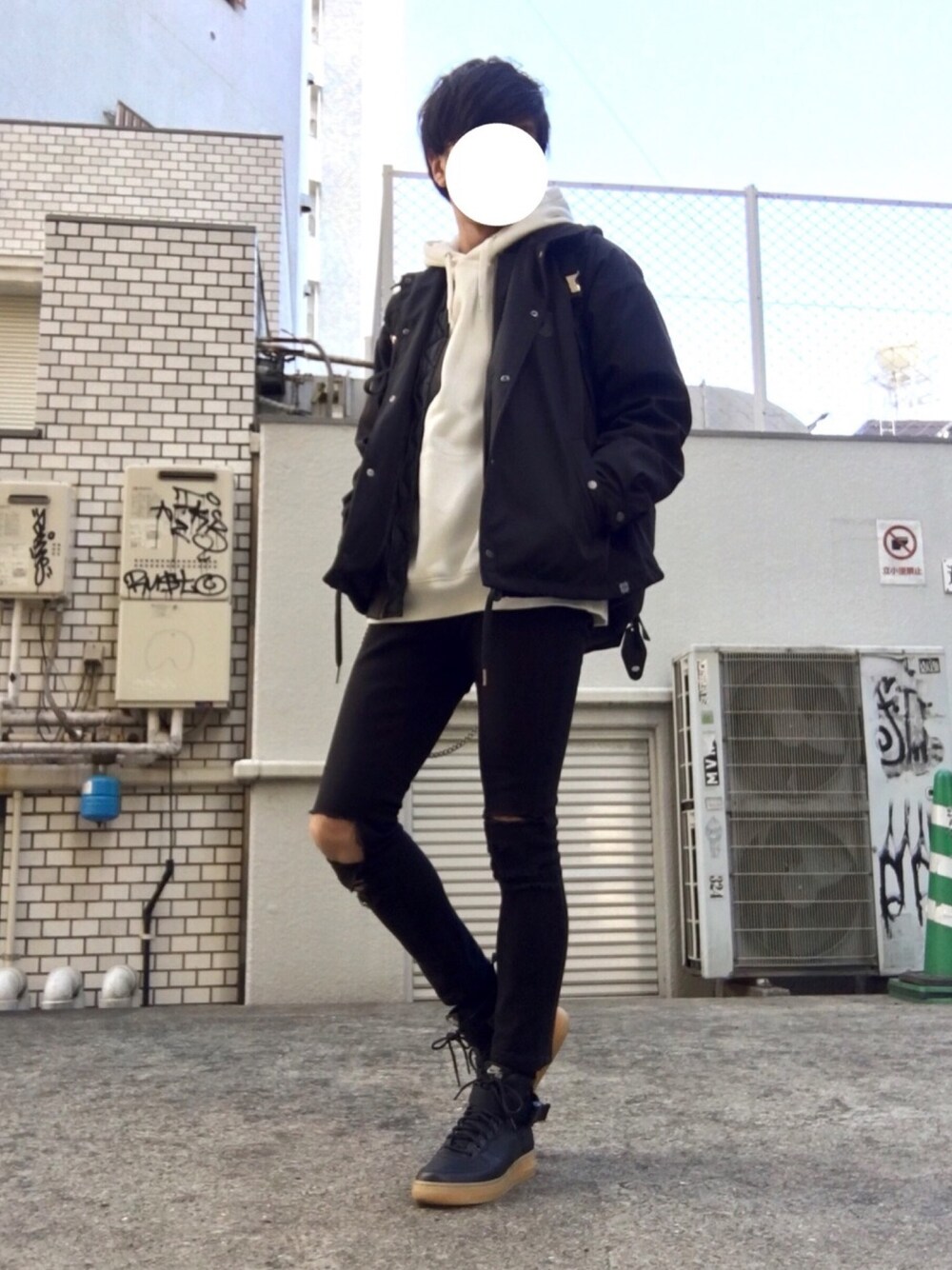 ブラック系のスニーカー、ホワイト系のパーカー、ブラック系のその他アウターを着用したメンズの冬コーディネートの1枚目の写真