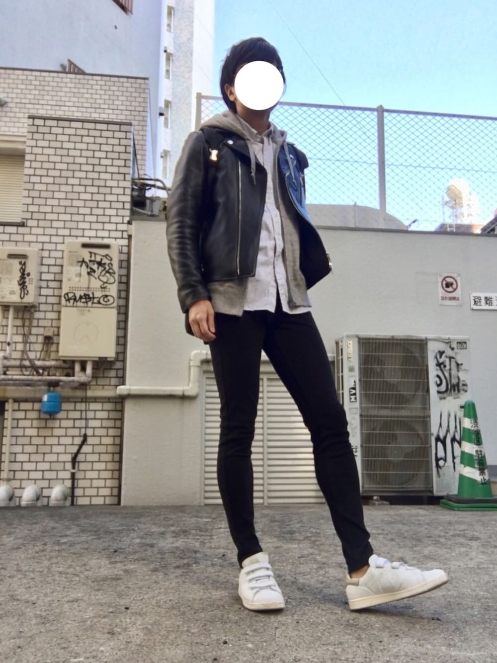 ホワイト系のスニーカー、ブラック系のパンツ、ホワイト系のシャツ/ブラウスを着用したメンズの春コーディネートの1枚目の写真