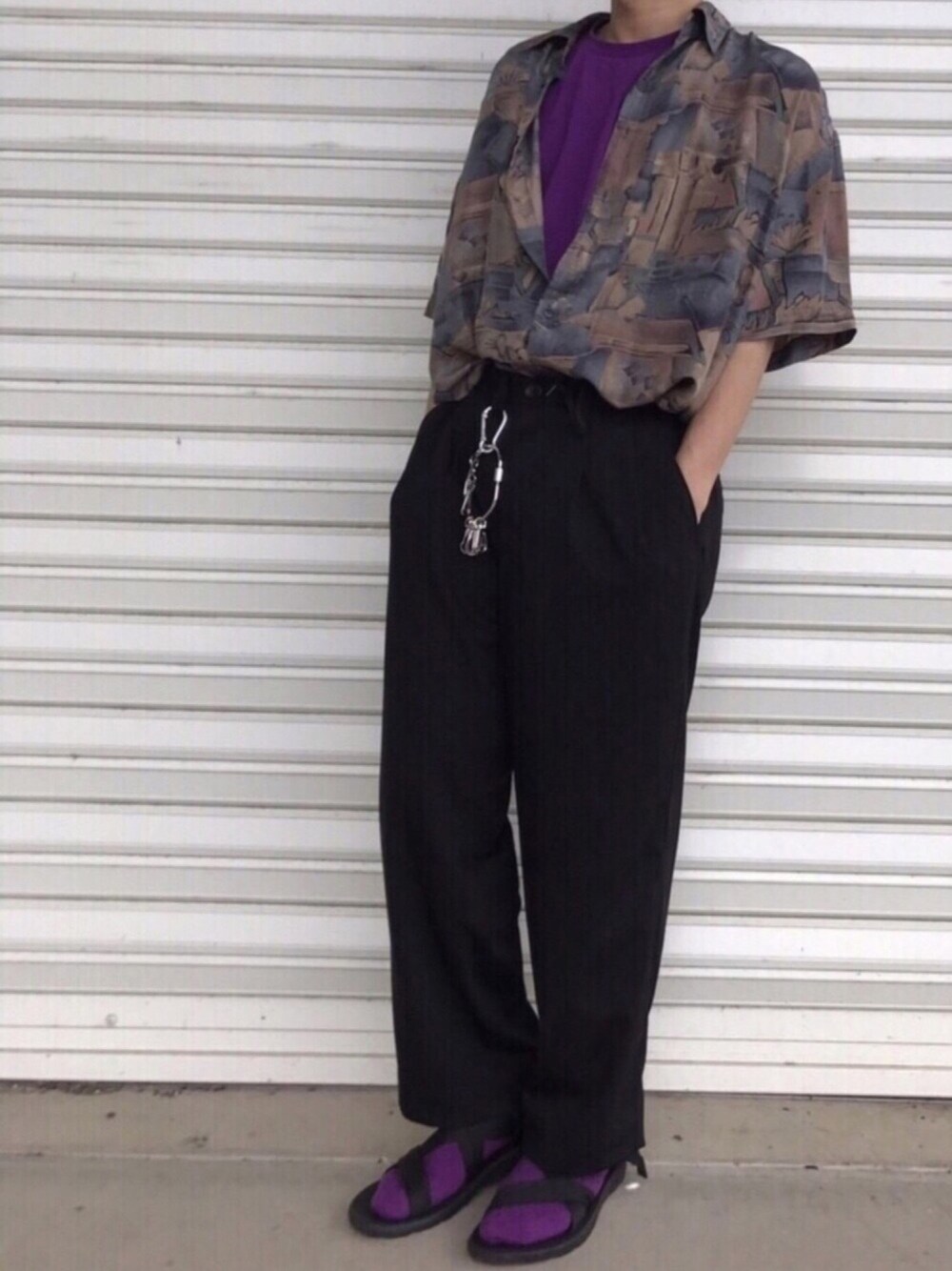 その他のシャツ/ブラウス、パープル系のTシャツ/カットソー、ブラック系のスラックスを着用したメンズの夏コーディネートの1枚目の写真