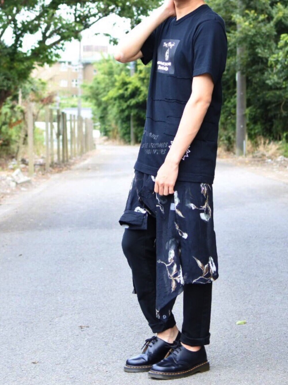 ブラック系のTシャツ/カットソー、ブラック系のシャツ/ブラウス、ブラック系のその他パンツを着用したメンズの夏コーディネートの1枚目の写真
