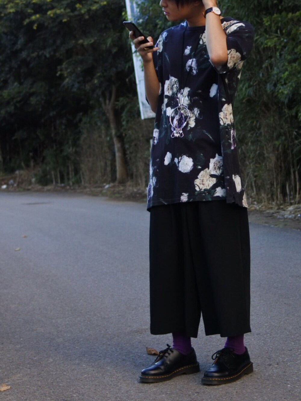 ブラック系のTシャツ/カットソー、ブラック系のその他パンツ、ブラック系のブーツを着用したメンズの夏コーディネートの1枚目の写真