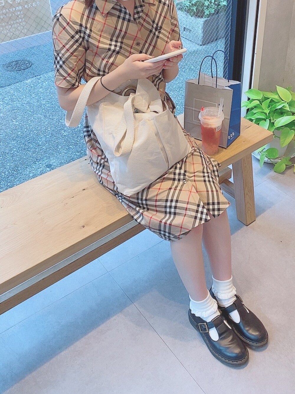 「夏コーデ、ワンピース、バーバリー、ドクターマーチン、シャツワンピ、トートバック」｜「BURBERRYのアイテム（ワンピース/ドレス、ベージュ系）」を使った、たなかさん（レディース・157cm）の夏コーディネートの1枚目の写真