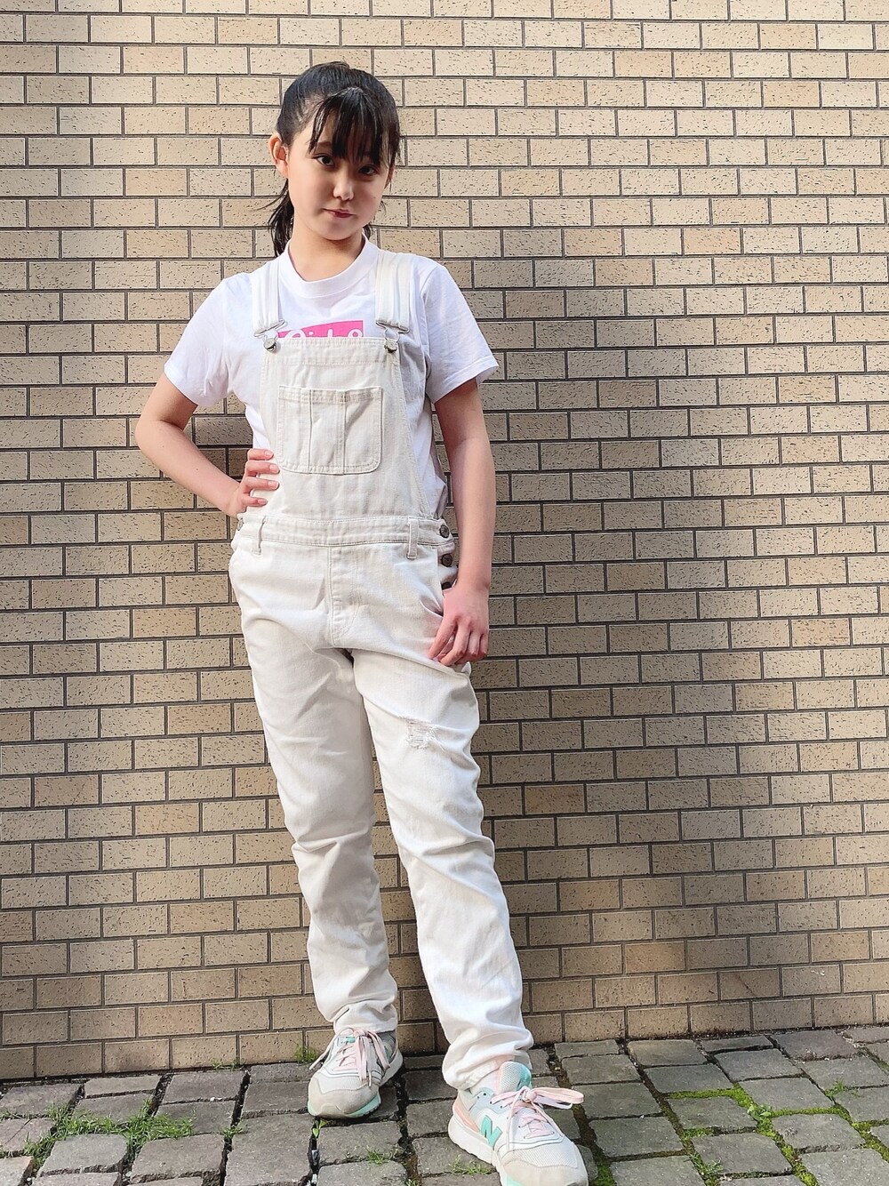 「ホワイトコーデ、ゆるコーデ、サロペット、おしゃれさんと繋がりたい、ワントーンコーデ、ポニーテール」｜「&byPinky&Dianneのアイテム（サロペット/オーバーオール、ホワイト系）」を使った、ひめかさん（キッズ・144cm）の春コーディネートの1枚目の写真