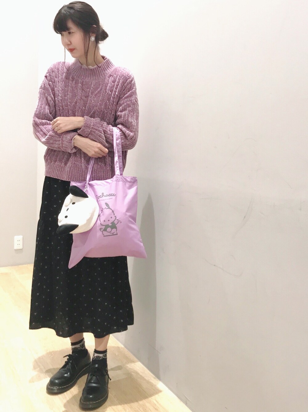 パープル系のTシャツ/カットソー、パープル系のトートバッグを着用したレディースの秋コーディネートの1枚目の写真