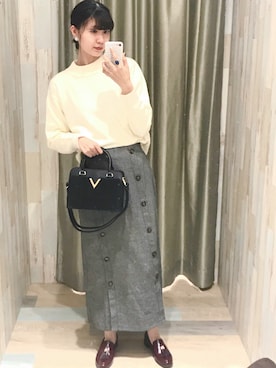 「白ニット」｜「アイテム（スカート、グレー系）」を使った、🍦みうみ🍦さん（レディース・165cm）の冬コーディネート