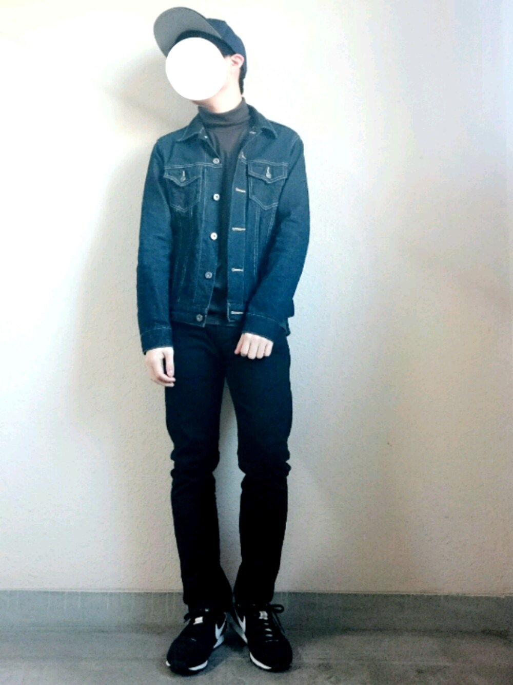 ブラウン系のTシャツ/カットソー、ブルー系のデニムジャケット、ブラック系のデニムパンツを着用したメンズの冬コーディネートの1枚目の写真