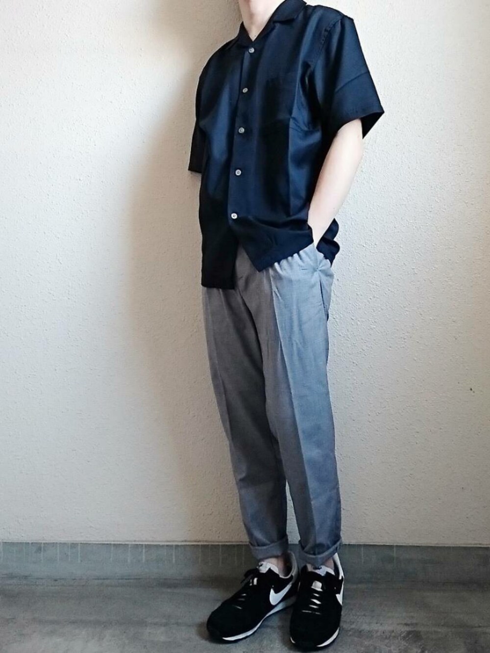 ブラック系のスニーカー、ブルー系のシャツ/ブラウス、グレー系のスラックスを着用したメンズの夏コーディネートの1枚目の写真