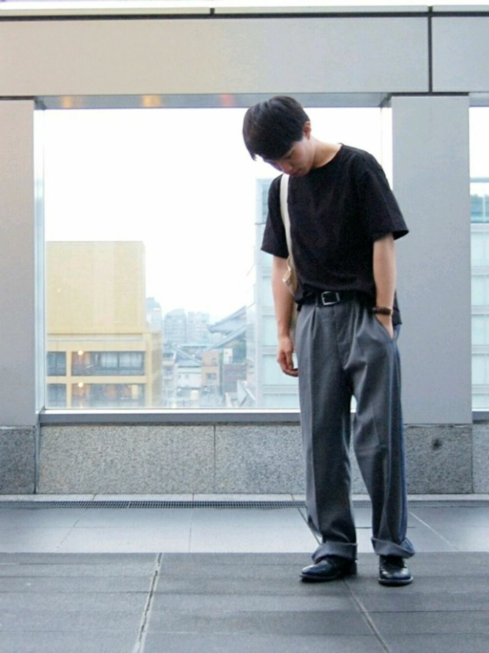 ブラック系のTシャツ/カットソー、グレー系のスラックス、ブラック系のシューズを着用したメンズの夏コーディネートの1枚目の写真