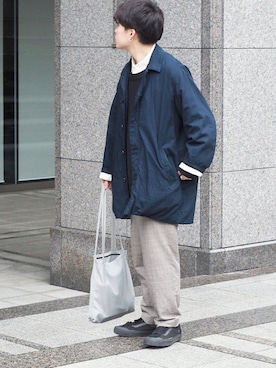 「春ニット」｜「アイテム（ステンカラーコート）」を使った、くっちーさん（メンズ・166cm）の春コーディネート