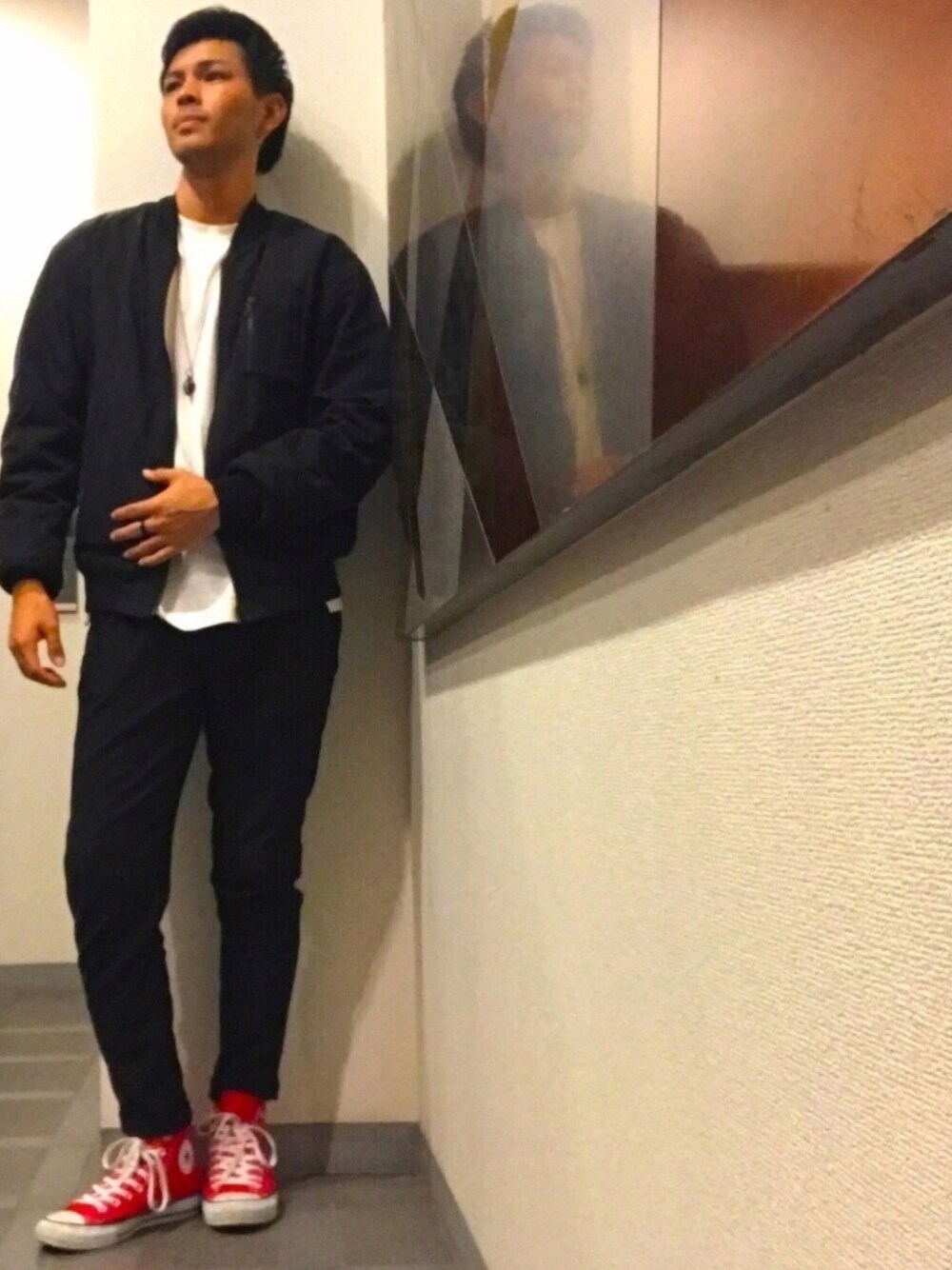 「シンプル、シンプルコーデ、秋のコーデ、おしゃれさんと繋がりたい、ワンポイント、ワンポイントカラー、ワンポイントコーデ、ファストファッション」｜「CONVERSEのconverse(コンバース) NEXTAR110 HI(ネクスター110HI)（スニーカー、レッド系）」を使った、takuthisさん（メンズ・176cm）の秋コーディネートの1枚目の写真