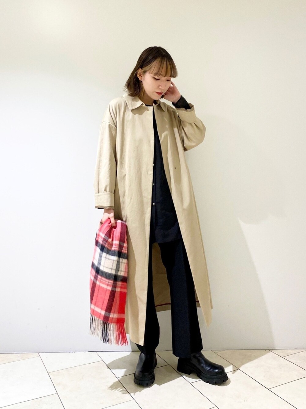 ブラック系のシャツ/ブラウス、ブラック系のその他パンツ、ブラック系のブーツを着用したレディースの冬コーディネートの1枚目の写真