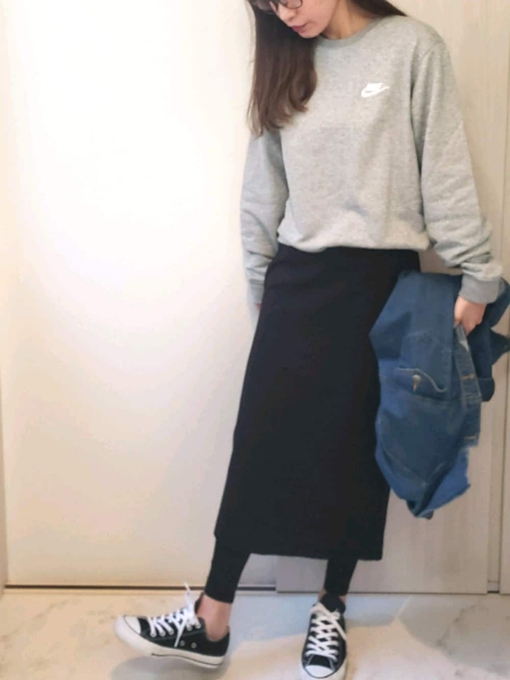 「オトナカジュアル、スポーツミックス、春コーデ、スニーカーコーデ、ユニクロ、タイトスカート、シンプル」｜「NIKEの【NIKE / ナイキ】ワンポイントLOGOプルオーバースウェット（スウェット、グレー系）」を使った、ricky.yさん（レディース・158cm）の春コーディネートの1枚目の写真