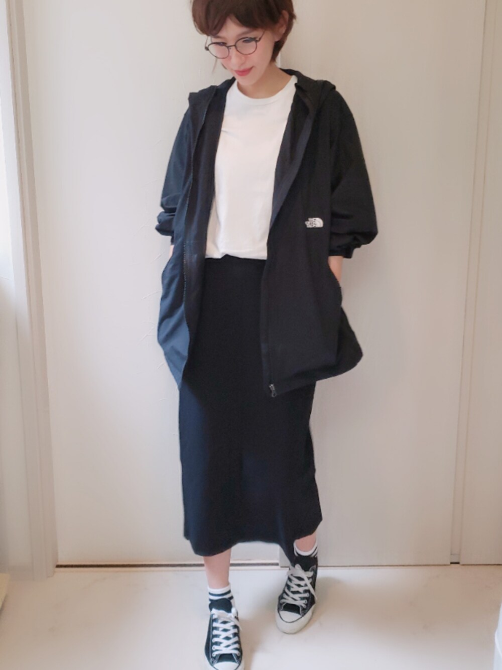 ブラック系のブルゾン、ホワイト系のTシャツ/カットソー、ブラック系のスカートを着用したレディースの夏コーディネートの1枚目の写真