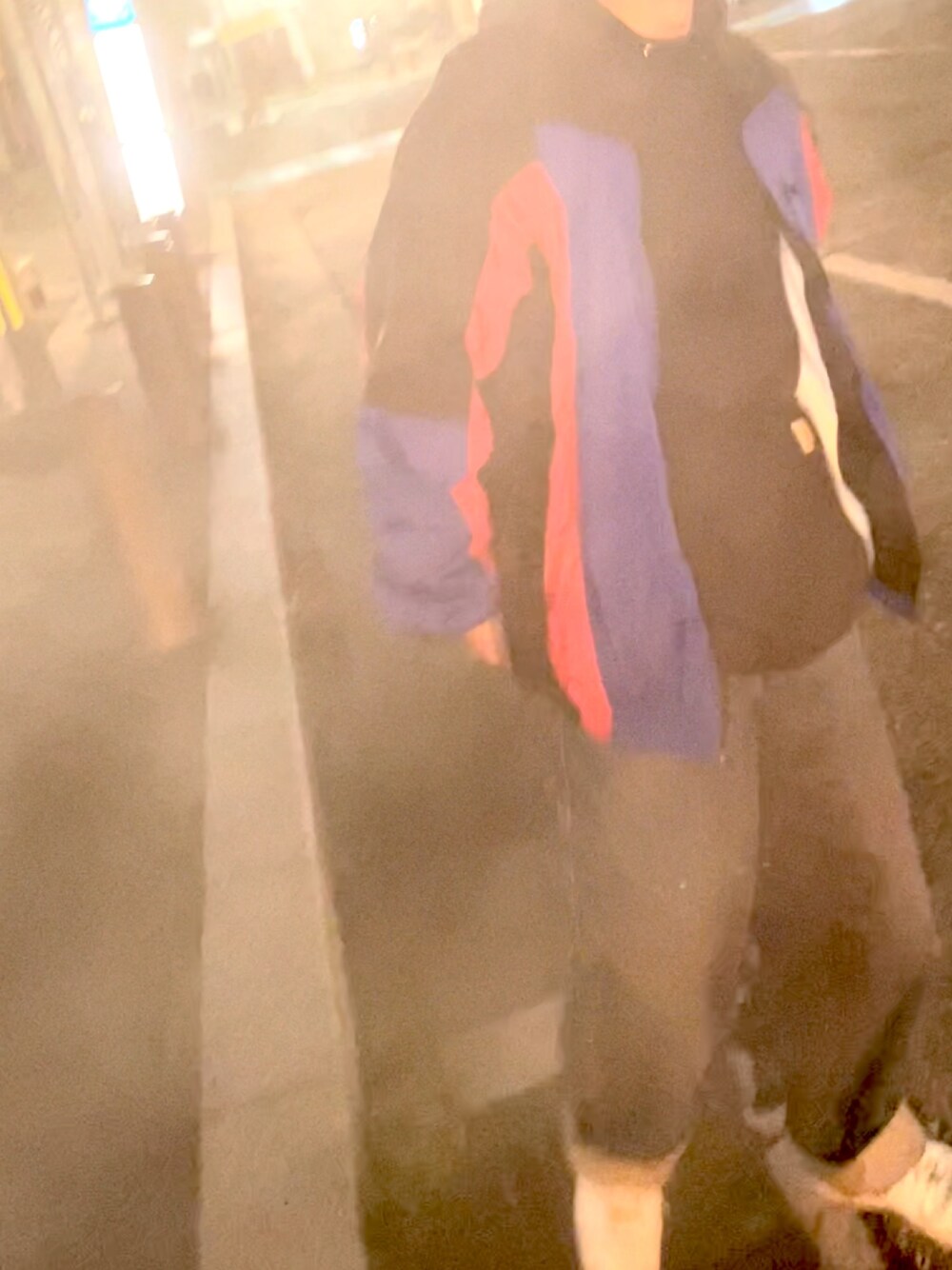 その他のナイロンジャケット、ブラック系のパーカー、ホワイト系のデニムパンツを着用したメンズの冬コーディネートの1枚目の写真