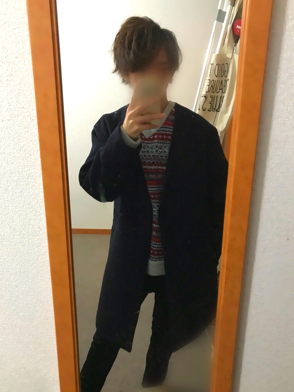 ブルー系のチェスターコート、ブラック系のパンツを着用したメンズの冬コーディネートの1枚目の写真