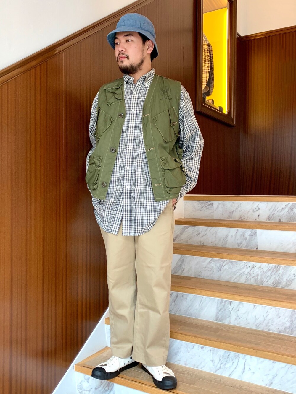 「スニーカー、チェックシャツ、ベスト、ハット、パンツスタイル、シャツスタイル、GYMPHLEX、Moonstar、BUZZ RICKSON'S、cableami 」｜「Buzz Rickson'sのBUZZ RICKSON'S / C-1 ベスト シビリアンモデル BR14579 ＜MEN＞（ベスト、グリーン系）」を使った、fennicaさん（メンズ・175cm）の夏コーディネートの1枚目の写真
