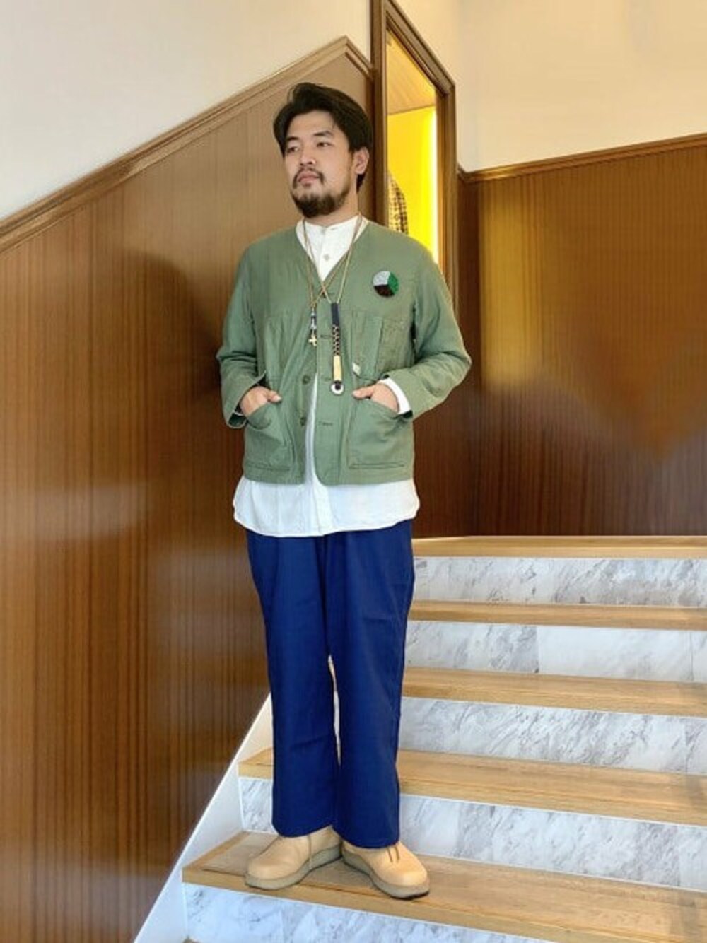 「ミリタリー、白シャツ、アクセサリー、ワークパンツ、パンツスタイル、シャツスタイル、ノーカラーシャツ、BUZZ RICKSON'S、スタッフセンバツ」｜「Buzz Rickson'sのBUZZ RICKSON'S × fennica / 別注 シャンブレー カラーレスシャツ＜MEN＞（シャツ/ブラウス、ホワイト系）」を使った、fennicaさん（メンズ・175cm）の秋コーディネートの1枚目の写真