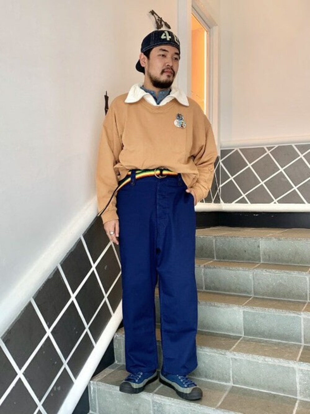 「スニーカー、シャンブレーシャツ、レイヤードスタイル、パンツスタイル、トラウザーズ、カラーレスシャツ、スタッフセンバツ」｜「Buzz Rickson'sのBUZZ RICKSON'S × fennica / 別注 クルートラウザーズ ＜MEN＞（その他パンツ、ブルー系）」を使った、fennicaさん（メンズ・175cm）の秋コーディネートの1枚目の写真