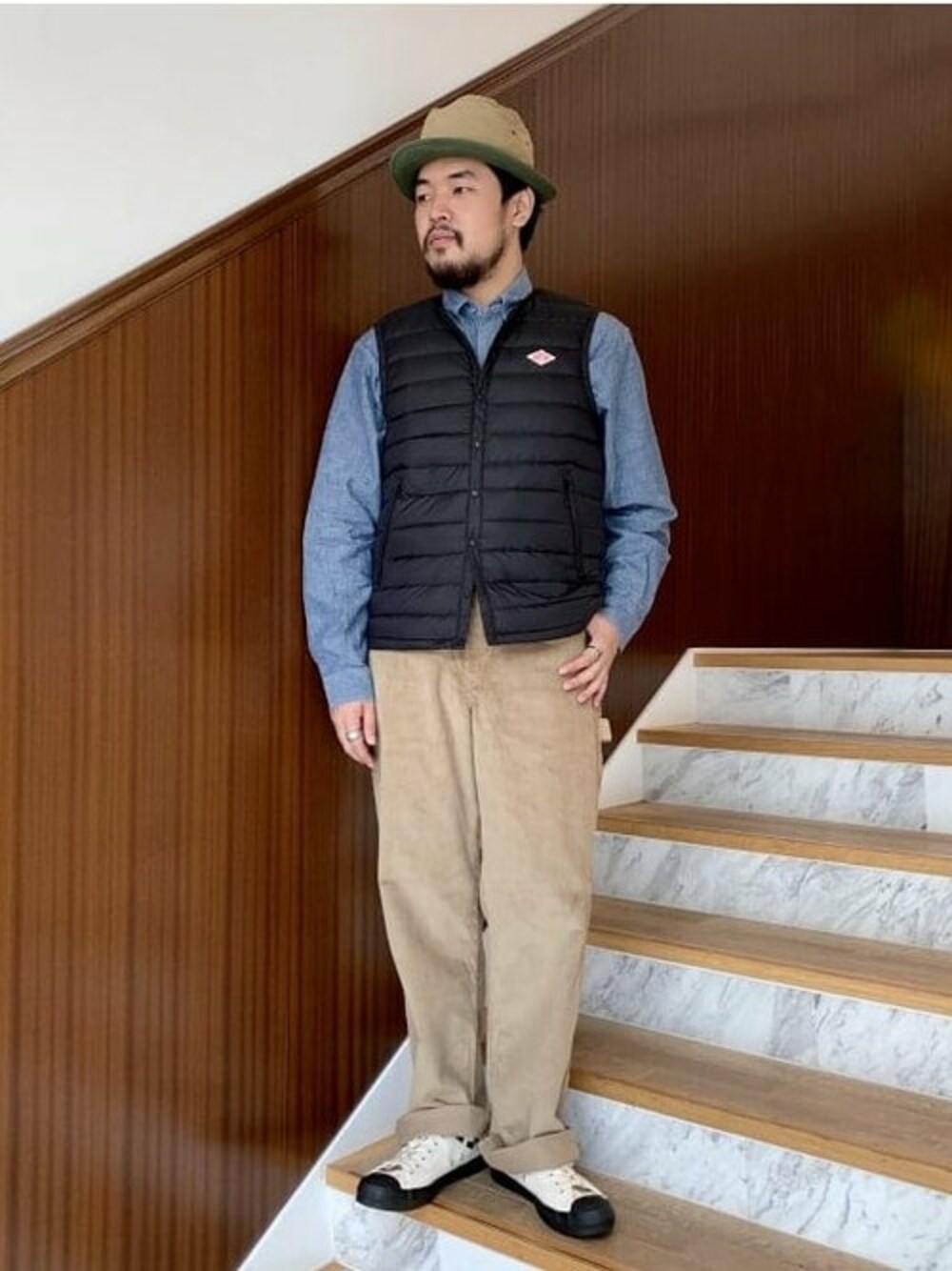 「秋のコーデ、ベスト、シャンブレーシャツ、ハット、Danton、パンツスタイル、シャツスタイル、秋コーデ、インナーダウンベスト、スタッフセンバツ」｜「DANTONのDANTON / ダウンベスト ＜MEN＞（ベスト、ブラック系）」を使った、fennicaさん（メンズ・175cm）の秋コーディネートの1枚目の写真