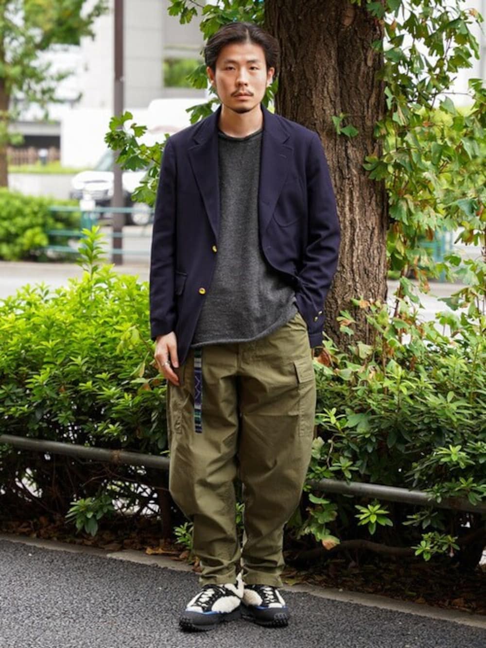 「ジャケット、秋のコーデ、パンツスタイル、ジャケットスタイル、カフェスタイル、秋コーデ、秋冬コーデ、スタッフセンバツ」｜「Buzz Rickson'sのBUZZ RICKSON'S × fennica / 別注 ハザードパンツ ＜MEN＞（カーゴパンツ、グリーン系）」を使った、fennicaさん（メンズ・179cm）の秋コーディネートの1枚目の写真