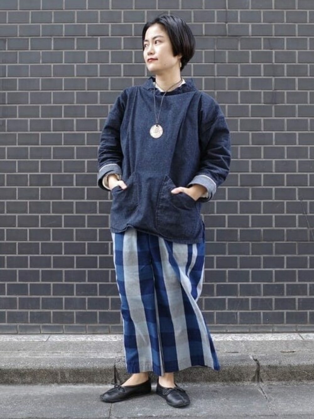 「デニム、パンツ、パンツスタイル、インディゴ、春、春コーデ、スモック、fennica、フェニカ、フェニカ定番」｜「Buzz Rickson'sのBUZZ RICKSON'S × fennica  / 別注 インディゴデニム フィッシャーマン スモック＜UNISEX＞（Tシャツ/カットソー、ブルー系）」を使った、fennicaさん（レディース・152cm）の春コーディネートの1枚目の写真