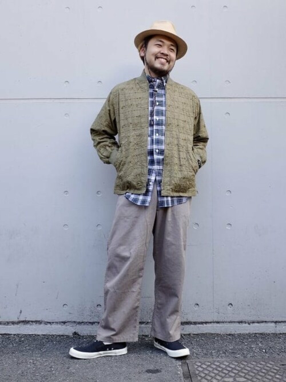 「スニーカー、チェックシャツ、春アウター、パンツスタイル、春、春コーデ、パナマハット、fennica、フェニカ、フェニカ定番」｜「GITMAN VINTAGEのGitman Vintage / Archive チェック半袖シャツ＜MEN＞◎（シャツ/ブラウス、その他）」を使った、fennicaさん（メンズ・175cm）の春コーディネートの1枚目の写真