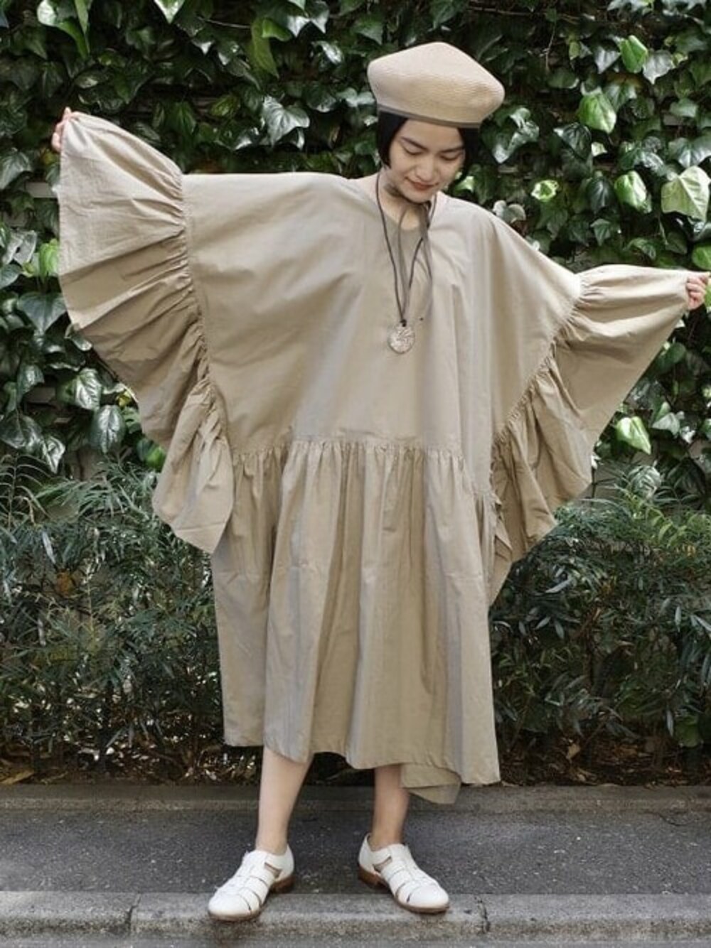 「ワンピース、ベレー帽、ベージュ、ドレス、春、ベージュコーデ、春コーデ、black crane、cableami 、フェニカ」｜「fennicaのBLACK CRANE / ローズドレス＜WOMEN＞☆（ワンピース、ブラック系）」を使った、fennicaさん（レディース・152cm）の春コーディネートの1枚目の写真