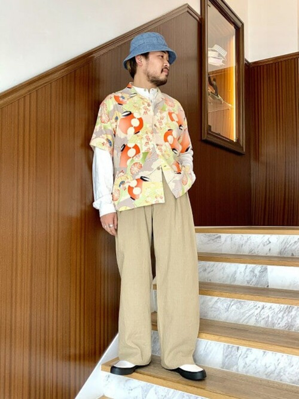 「スニーカー、パンツスタイル、シャツスタイル、春夏コーデ、夏コーデ、アロハシャツ、お祭り、fennica、sun surf、フェニカ」｜「SUN SURFのSUN SURF / LANTERN PROCESSION ハワイアンシャツ＜MEN＞（シャツ/ブラウス、ベージュ系）」を使った、fennicaさん（メンズ・175cm）の春コーディネートの1枚目の写真
