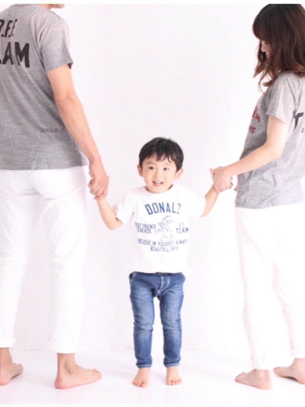 「誕生日、記念日コーデ、Tシャツ、デニムダンガリー、クオティユースフィス、フィス、カジュアルコーデ」｜「quoti use fithのストレッチデニムモンキーパンツ（デニムパンツ、ブルー系）」を使った、chisaさん（キッズ・90cm）の秋コーディネートの1枚目の写真