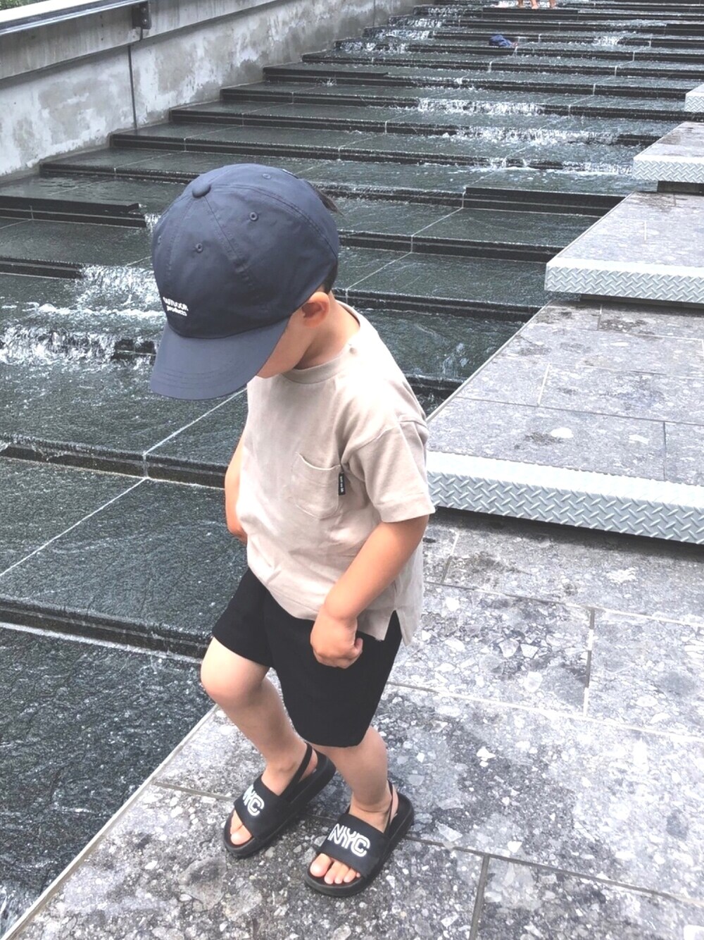 「ショートパンツ、水遊び、おとこのこ、おとこのこスタイル、シンプル、夏コーデ、モノトーン、サンダル、休日スタイル、息子コーデ」｜「H&Mのアイテム（サンダル、ブラック系）」を使った、chisaさん（キッズ・100cm）の春コーディネートの1枚目の写真