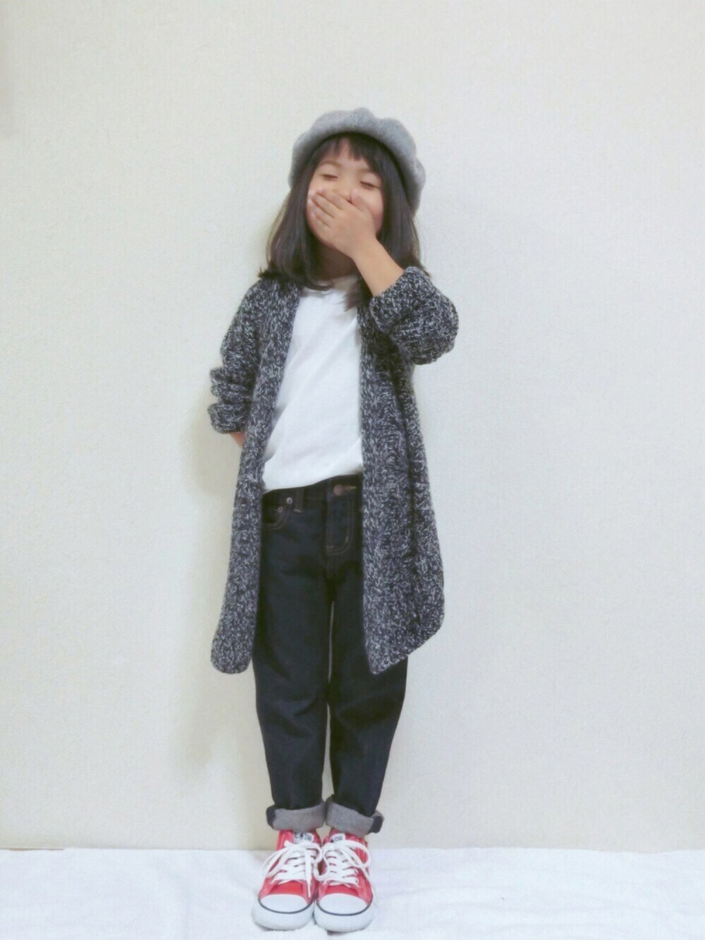グレー系のカーディガン/ボレロ、ブルー系のパンツ、レッド系のスニーカーを着用したキッズの秋コーディネートの1枚目の写真