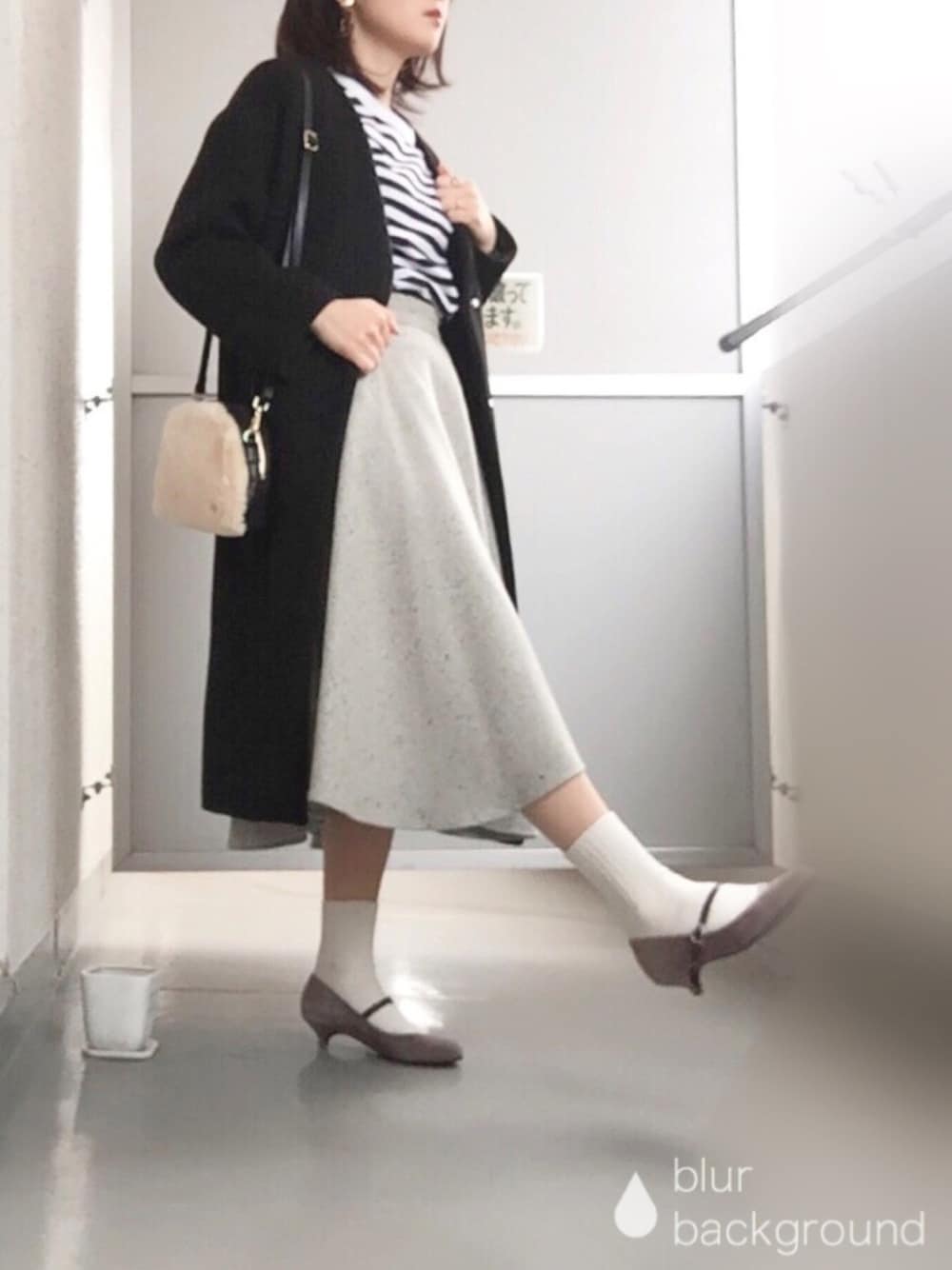 「シンプルコーデ、大人カジュアル、スカート、ボーダー、パンプス、ロングコート、白ソックス、モノトーン」｜「agnes b.のJ008 TS ボーダーTシャツ（Tシャツ/カットソー、ブラック系）」を使った、ぱぴさん（レディース・152cm）の春コーディネートの1枚目の写真